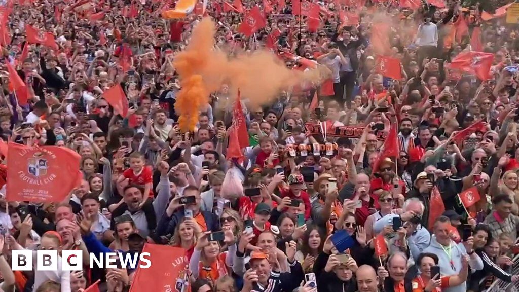 Thousands line streets for Luton promotion party