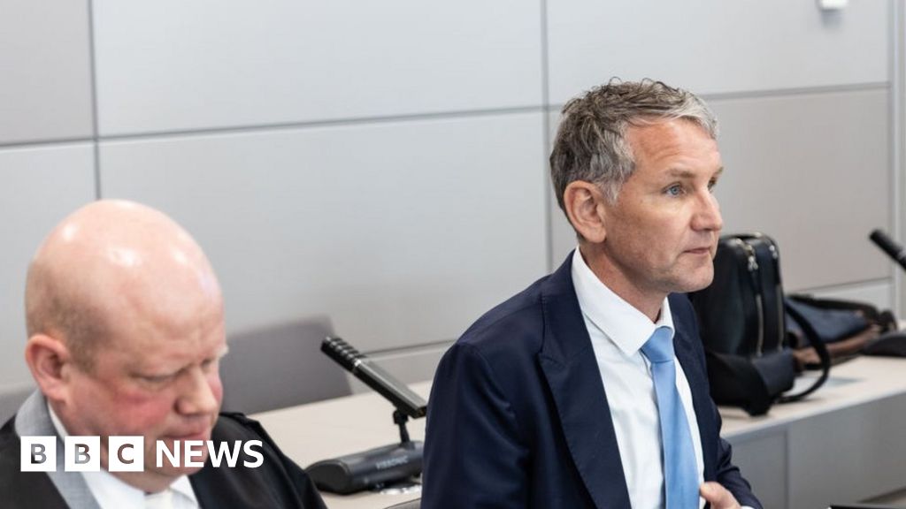 Водещ крайнодесен германски политик беше изправен пред съда, обвинен в