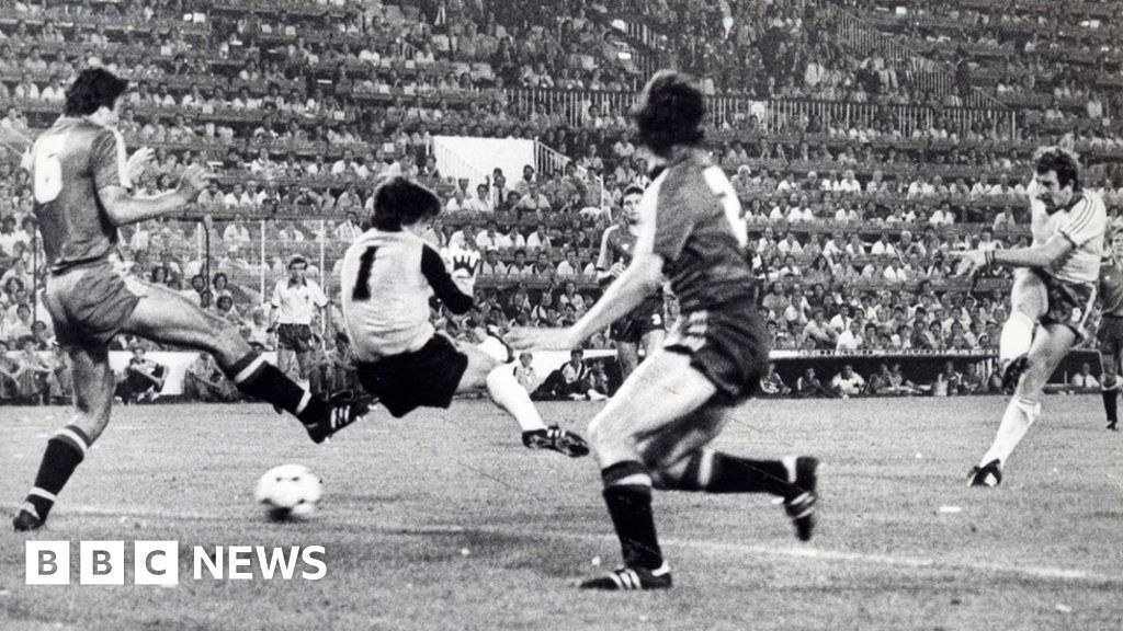 1982 World Cup: Billy Hamilton scores for Northern Ireland against Austria  - BBC News