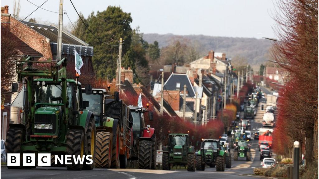 France protests: Farmers block main roads around Paris due to falling income