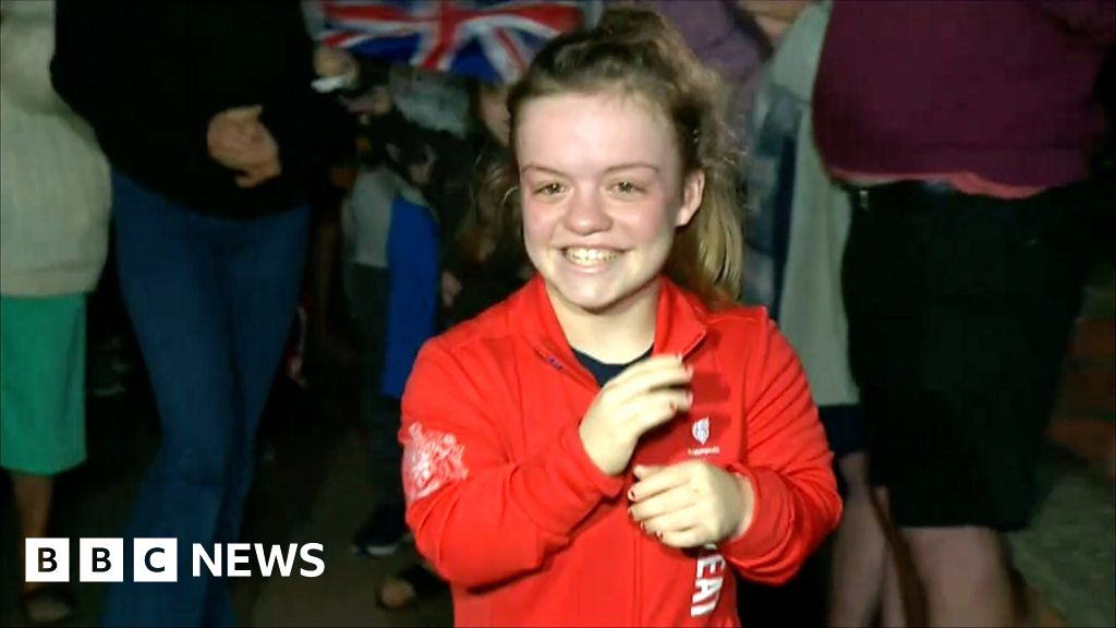 Maisie Summers-Newton: Crowds welcome home Paralympic double gold medallist