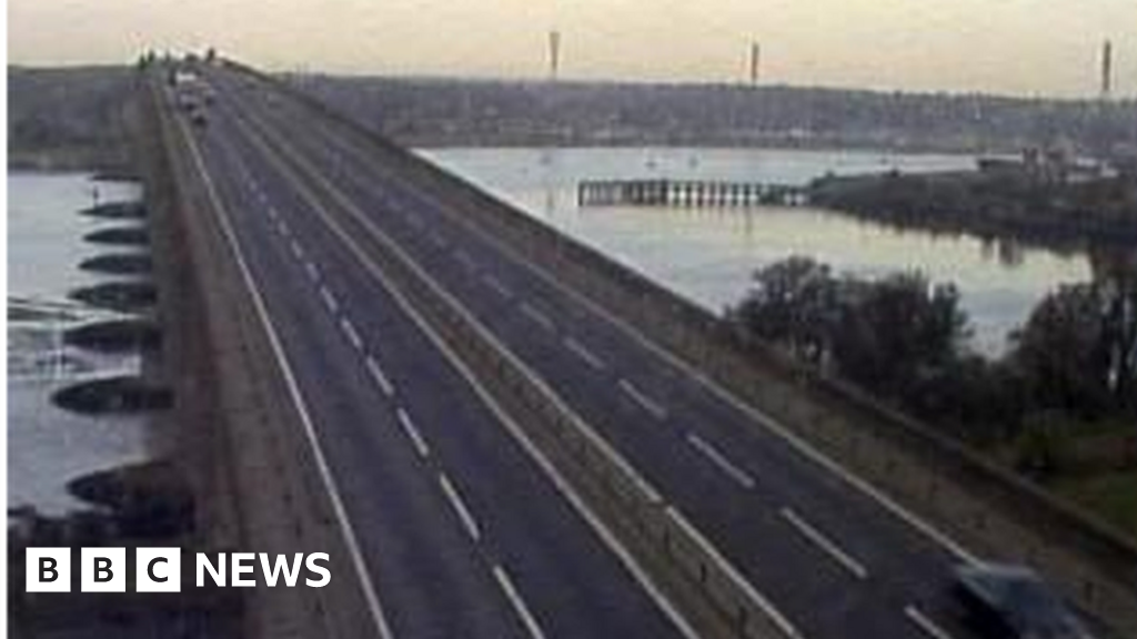 Orwell Bridge closed after lorry crashes into stationary vehicle BBC News