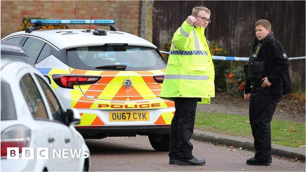 Man Dies After Being Found Shot On Street In Bedford Bbc News