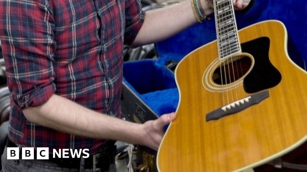 Eric Clapton guitar sold for £25k at auction - BBC News