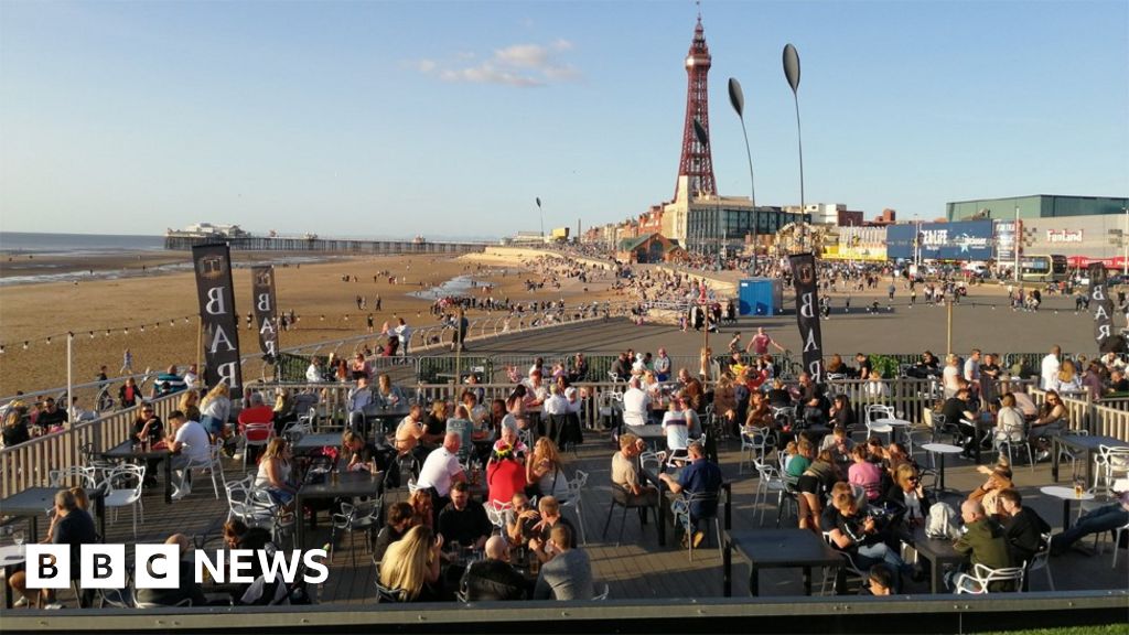 Blackpool crowds ignore Covid 'last blast' warning