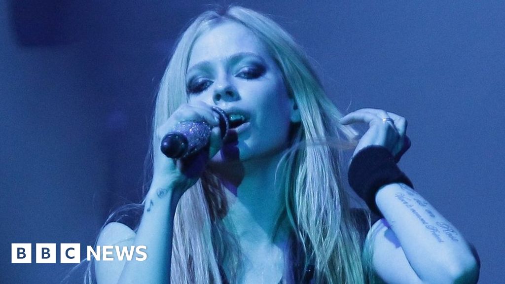 Avril Lavigne says having Lyme disease has been the 'worst time' of her