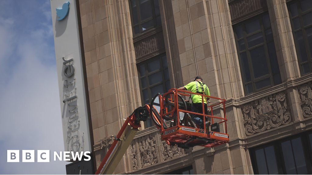 Twitter: Sign change paused as police arrive at San Francisco HQ