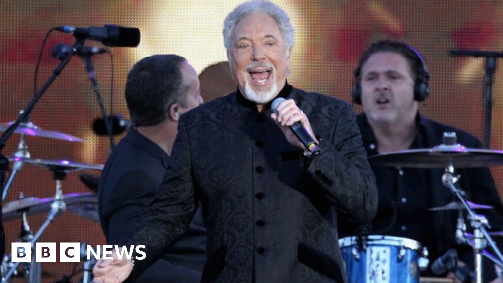 Sir Tom Jones will return to stage after wife's death BBC News