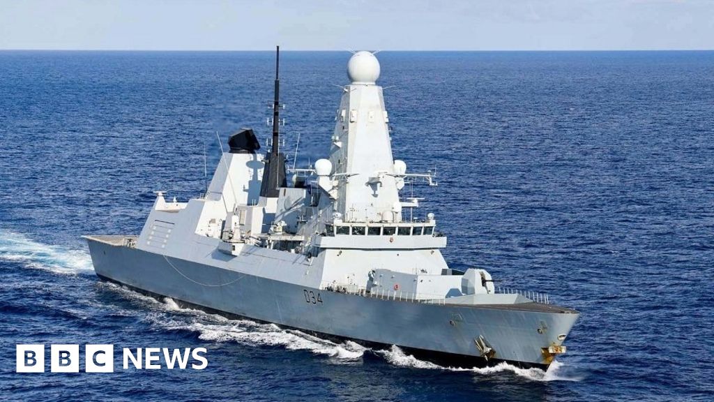 De torpedobootjager HMS Diamond van de Royal Navy schiet een raket neer die is afgevuurd door de Houthi's in Jemen