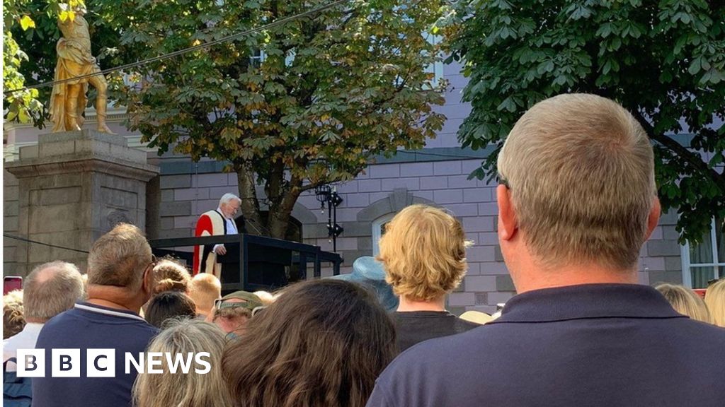 Queen honoured with 96-gun salute in Jersey - BBC News