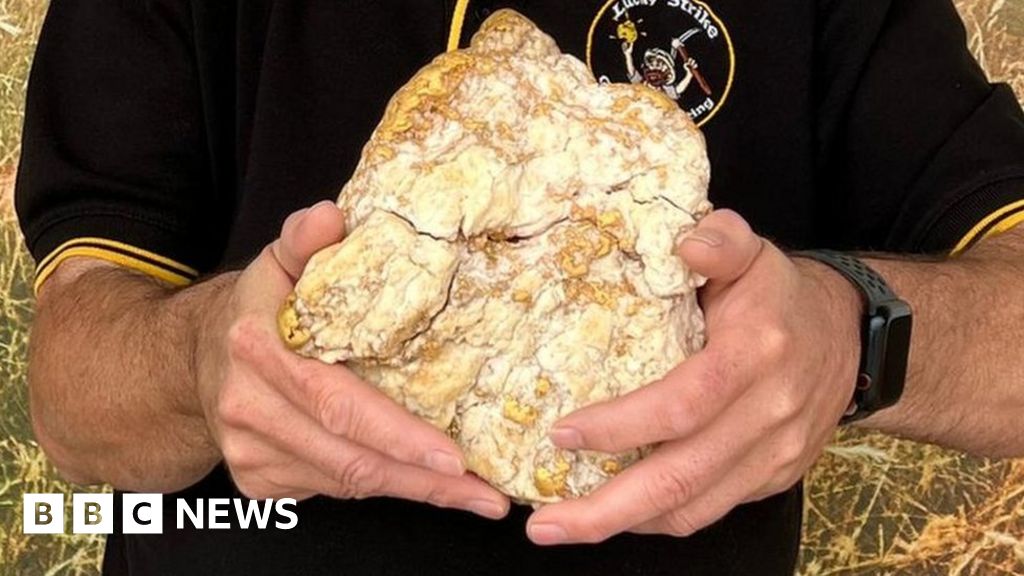 Amateur Australian gold digger finds massive nugget