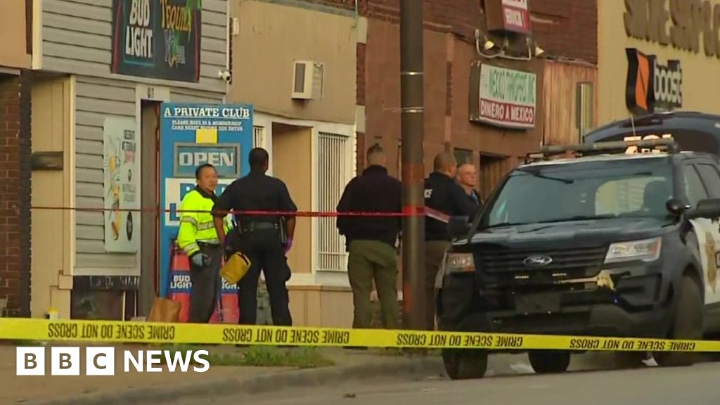 Manhunt after four shot dead in Kansas City bar