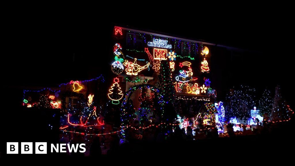 The art of the Christmas window display - BBC News