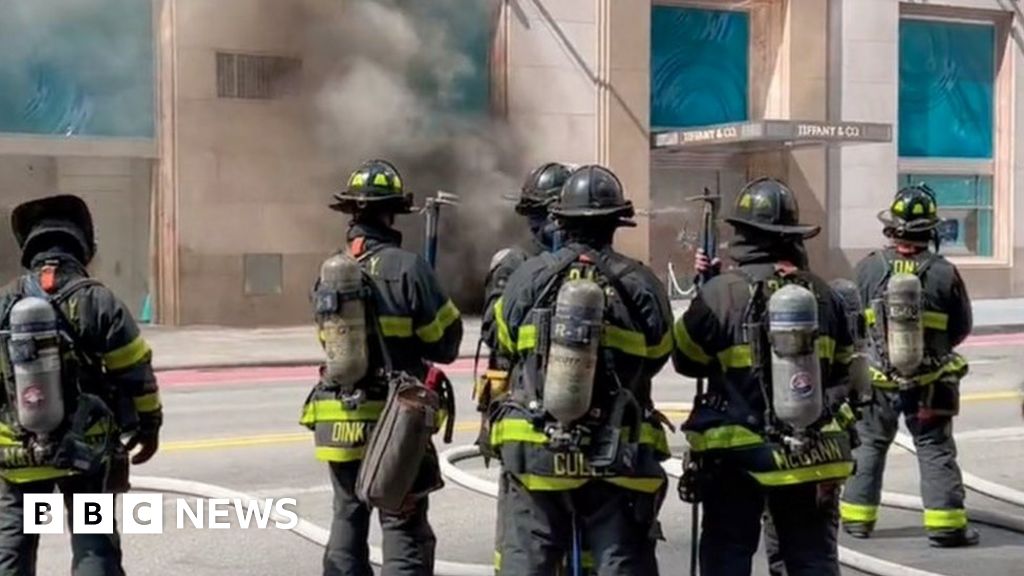 اندلع حريق في متجر مجوهرات تيفاني الشهير في مدينة نيويورك