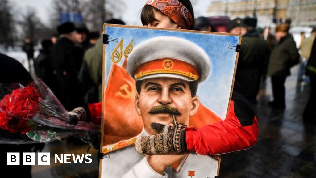 ロシアの司祭がスターリン像の祝福を調査中