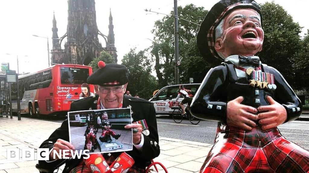 Oor Wullie statue War veteran's family outbid at auction BBC News