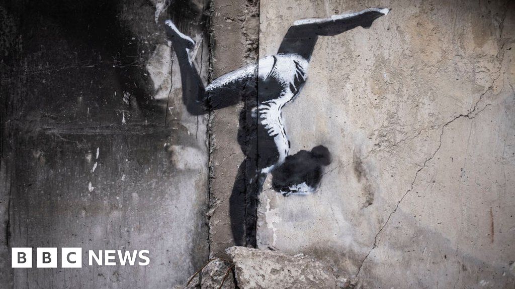 班克斯在被俄罗斯轰炸的建筑物上揭开了乌克兰体操运动员的壁画