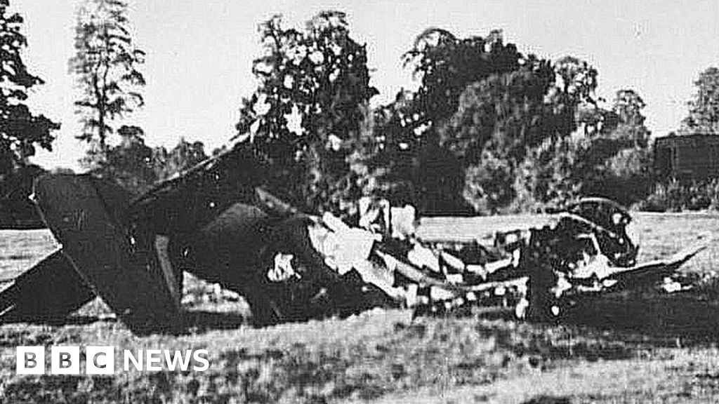 Family memorial to 'brave' WW2 air crash pilot