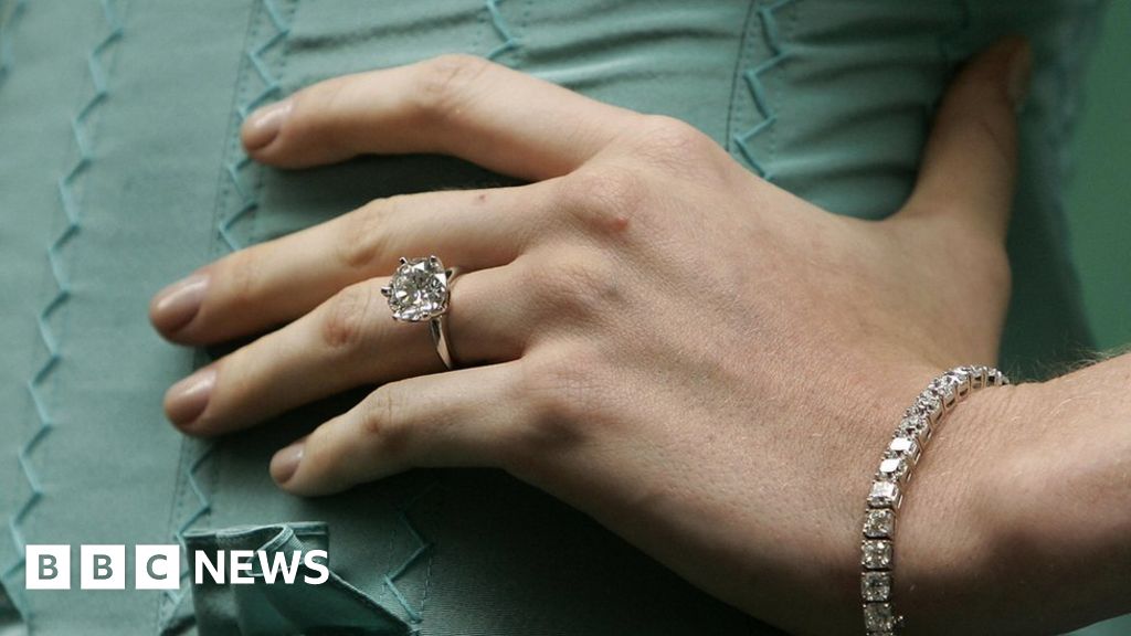 'Tiffany' rings cost Costco $19.4m - BBC News