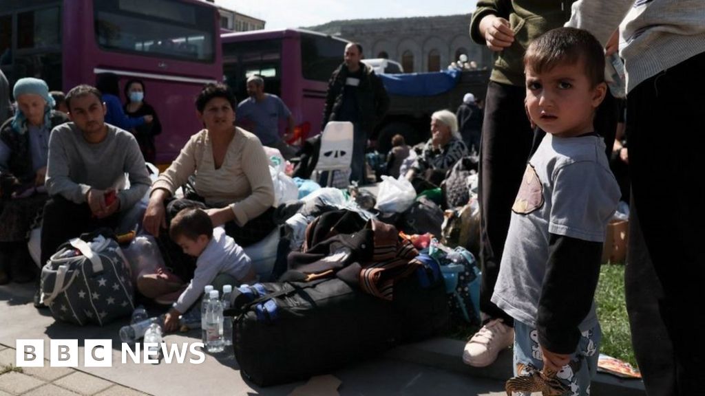 Нагорни Карабах: Армения казва, че 100 000 бежанци бягат от региона