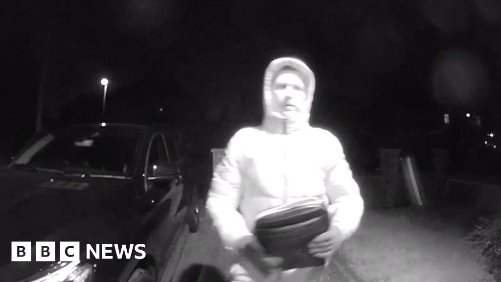 Keyless Car Thieves Caught On CCTV Stealing K Mercedes BBC News