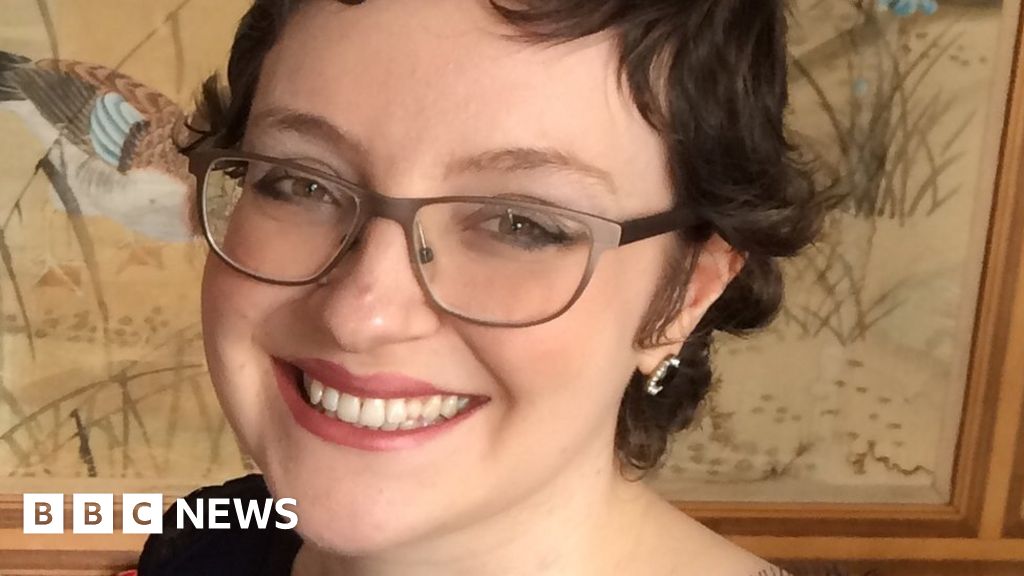 Rebecca Henderson: Rucksack heart woman dies after transplant - BBC News