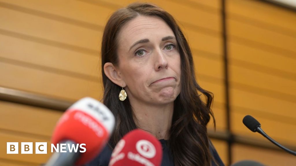 Jacinda Ardern: New Zealand PM quits citing burnout