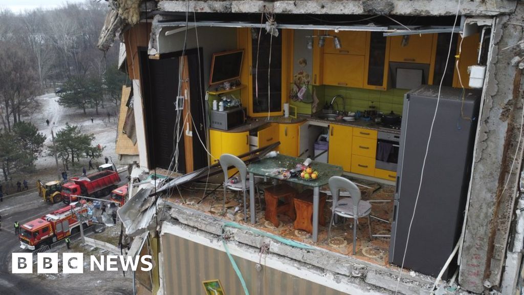 Ukraine yellow kitchen: Shock at image of apartment wrecked by strike