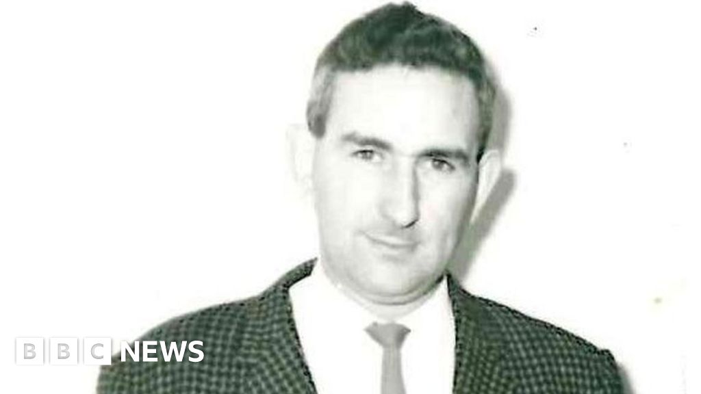 Tributes paid Aberfan police officer Charles Nunn