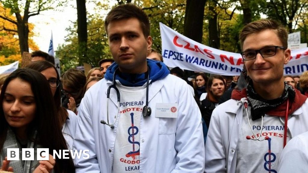 Polish doctors on hunger strike in healthcare row BBC News
