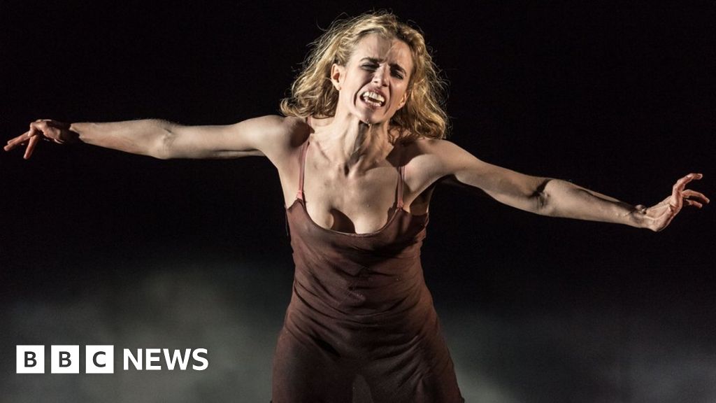 No's Knife role will leave me shattered, says Lisa Dwan - BBC News