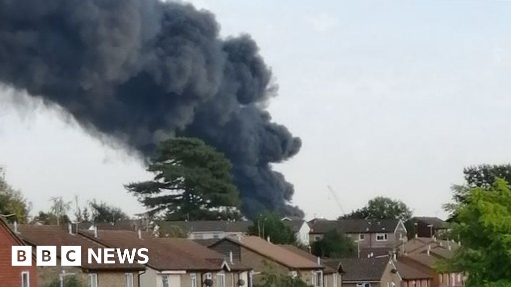 Firefighters tackle warehouse blaze on Ashford industrial estate - BBC News