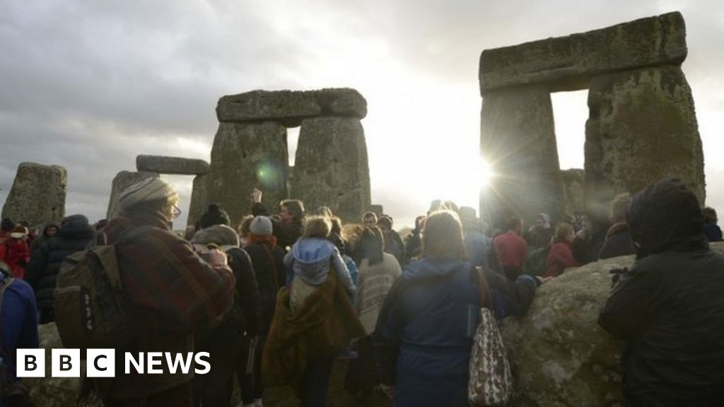 Stonehenge winter solstice celebrated by thousands BBC News