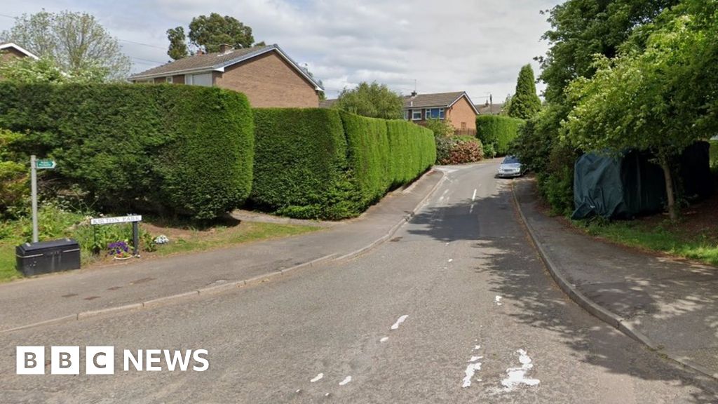 Three men arrested after stolen jewellery found in stolen car - BBC News