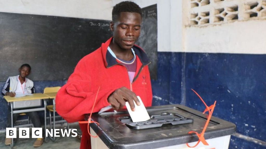 Либерийците гласуват на ожесточено оспорвани президентски избори, като бившата футболна