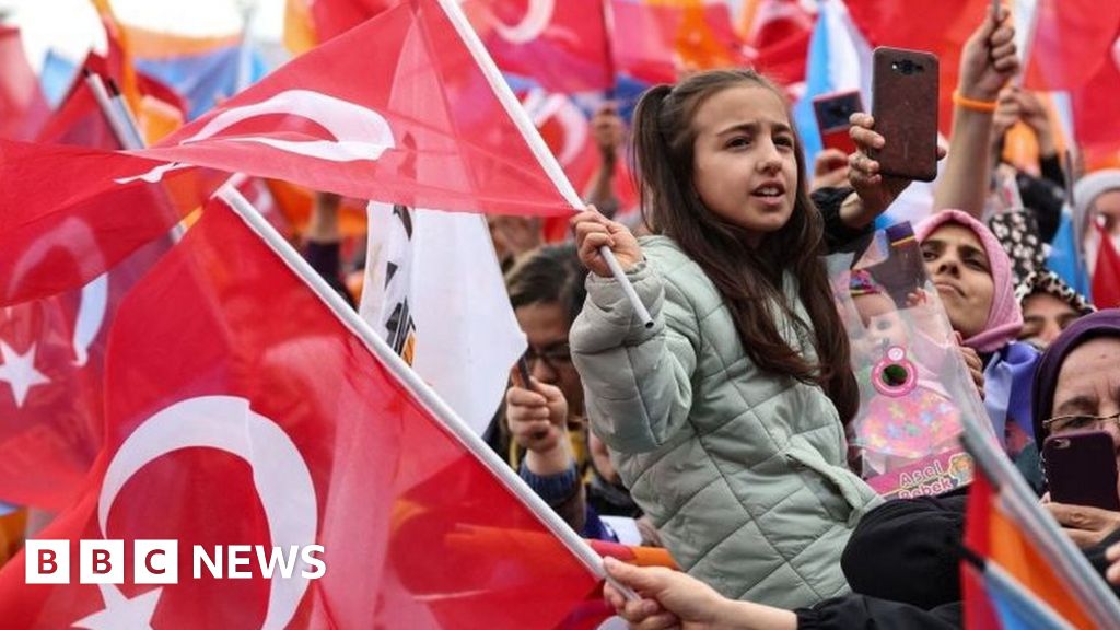 Turkey elections: Erdogan and Kilicdaroglu offer stark choices for presidency