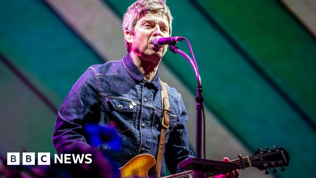 Noel Gallagher makes emotional and exciting return to Manchester