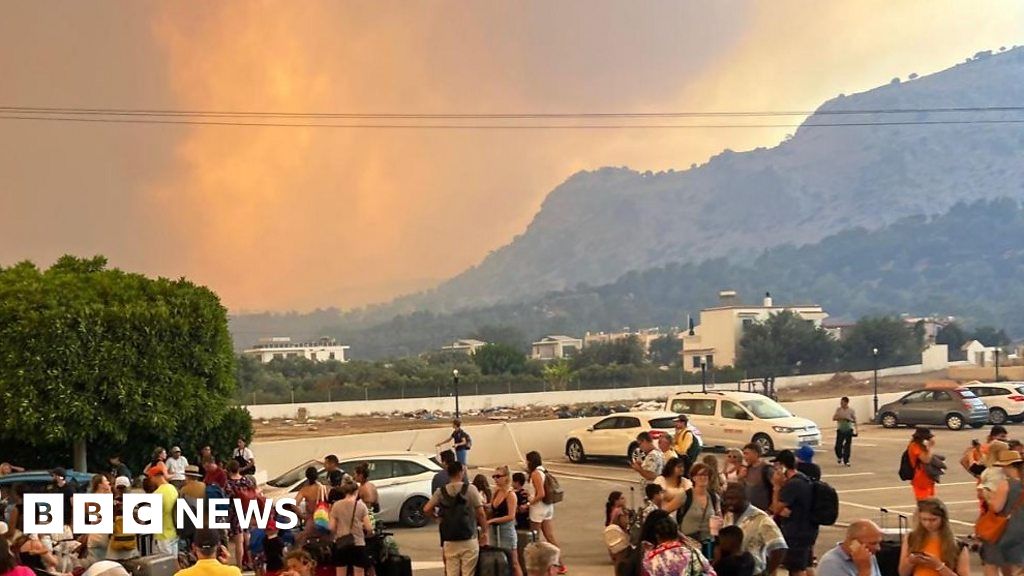 Greece wildfires: Tourists forced to leave hotels on island of Rhodes