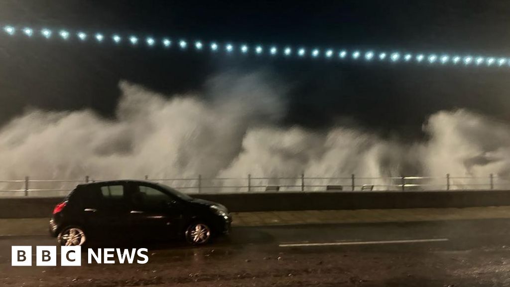 Storm Ciarán: Violent winds lash southern England and Channel Islands thumbnail