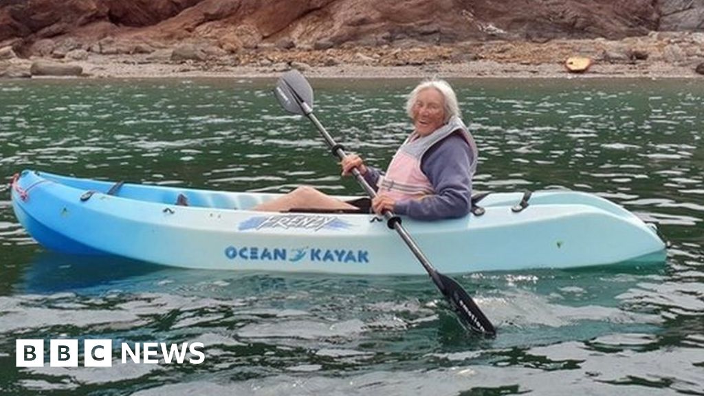 Kayaking 99yearold in NHS fundraising challenge BBC News