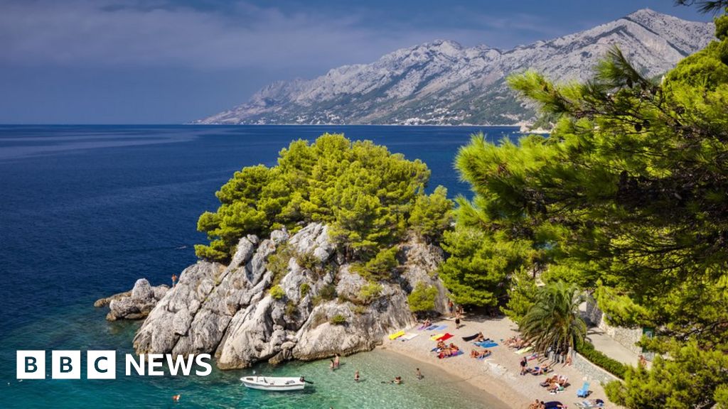 Coronavirus: UK tourists face new quarantine deadline race