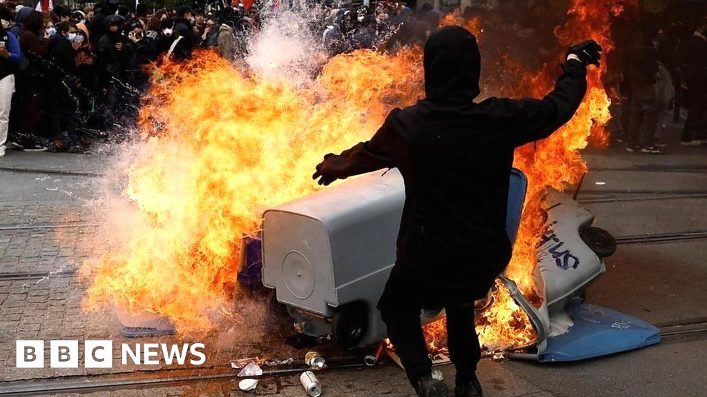 France pension protests: Mounds of rubbish and e-scooters set on fire