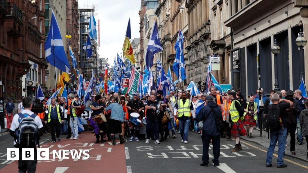 Thousands march in Glasgow in support of independence - BBC News