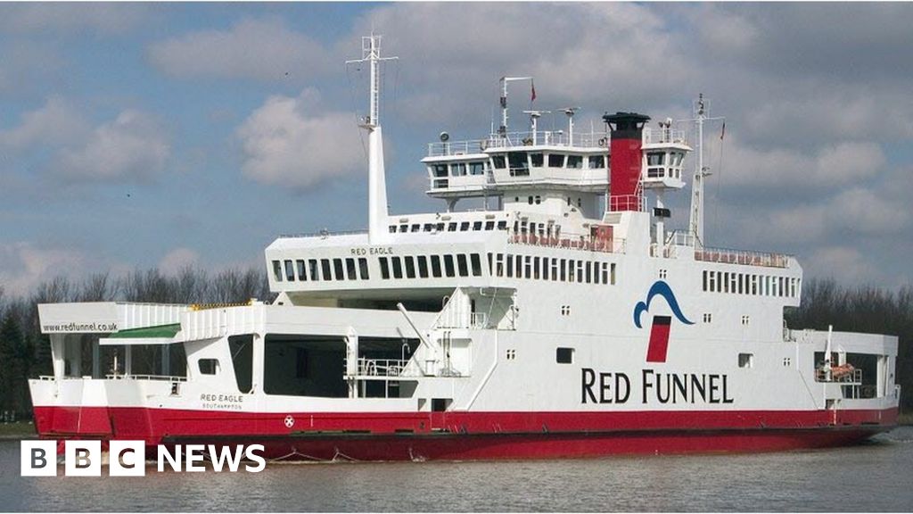 East Cowes Car Ferry Tears Yachts From Moorings Bbc News