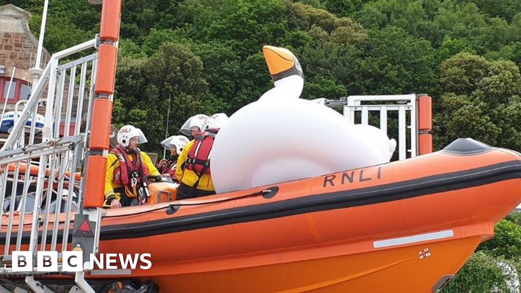 Minehead Inquiry After Girls 5 Swept Out To Sea On Inflatable Swan Bbc News