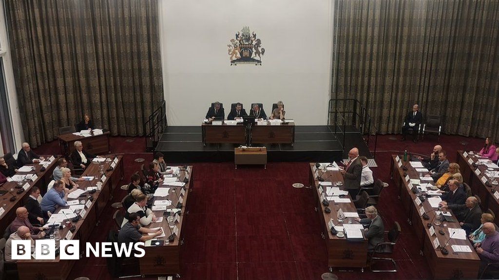 Redcar and Cleveland Council first meeting after 28k seatingrow BBC News