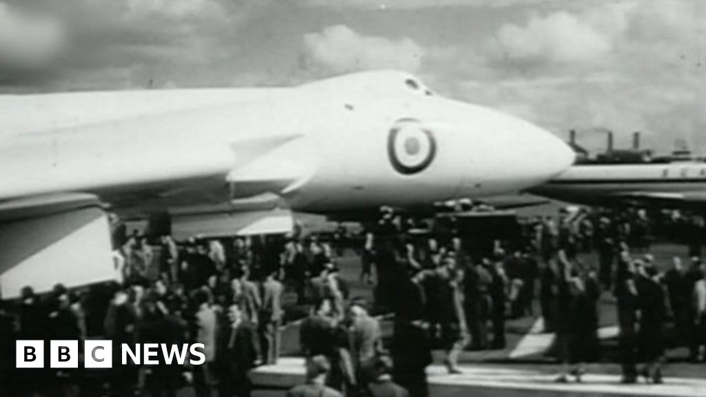 Did Vulcan XH558 Perform Unauthorized Barrel Rolls Before Retirement? -  AirshowStuff