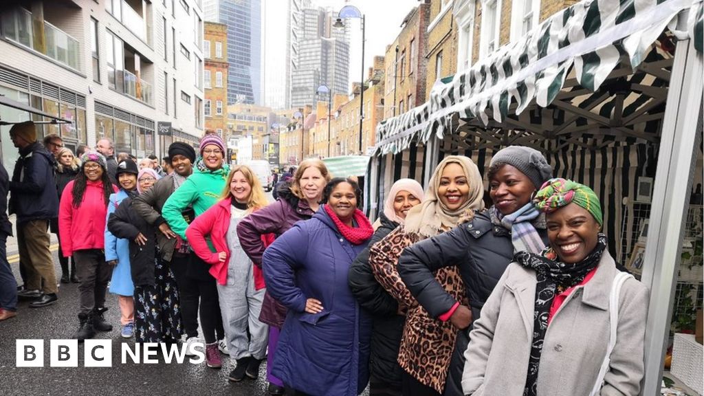 Women-only street market opens in London - BBC News