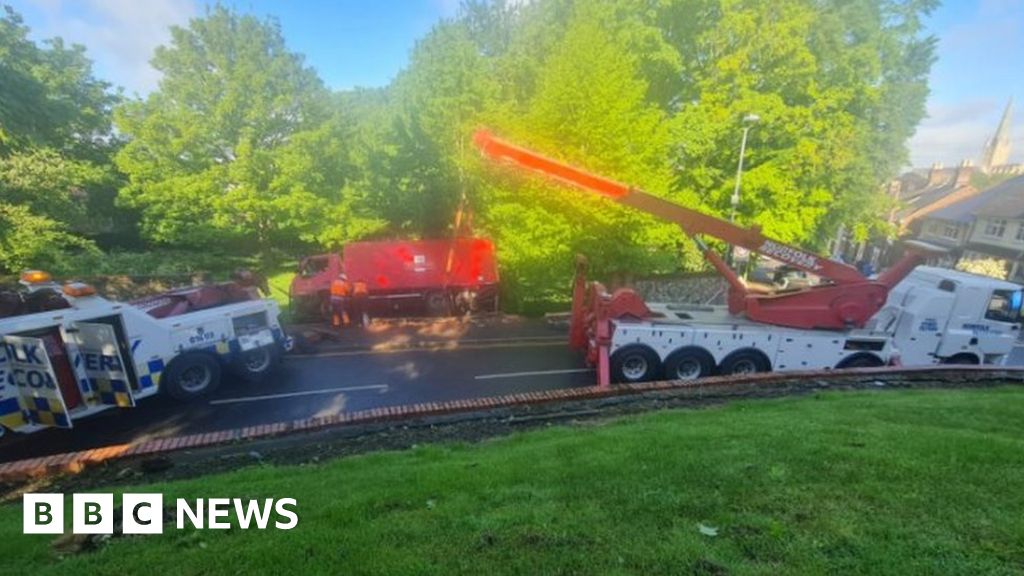 Norwich Royal Mail Lorry Crash Takes Out Broadband - BBC News