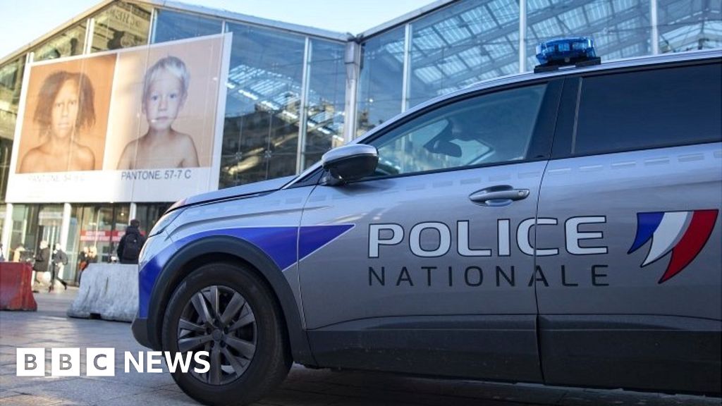 Police kill man wielding knife at Paris station